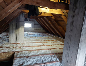 Zateplení stropu rodinného domu pomocí foukané izolace